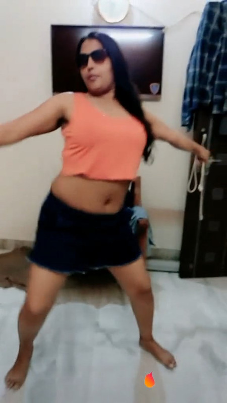 Desi aunty sexy navel and thighs in orange costume.mp4_snapshot_00.05.584