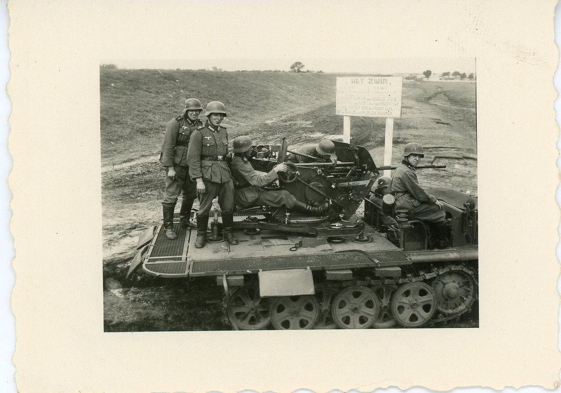 Halbkette Flak 2cm Vierling Geschütz Artillerie 