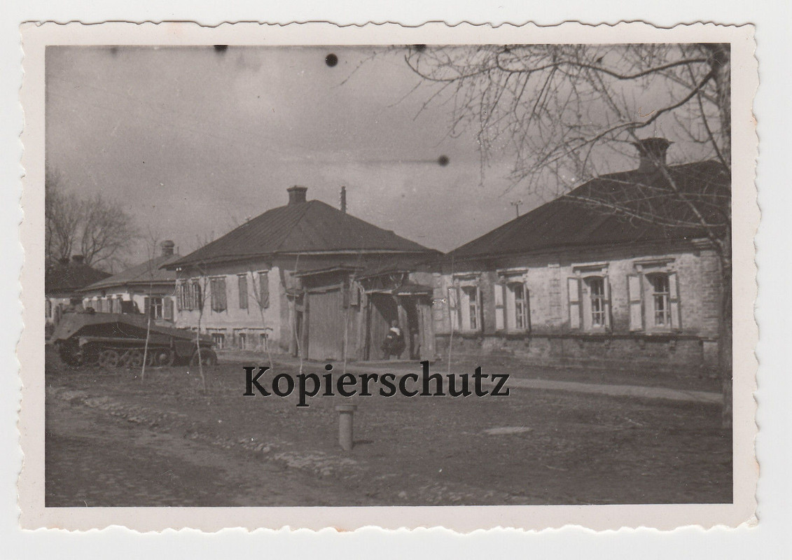 Foto 2. Wk Charkow Charkiw Häuser Panzerspähwage