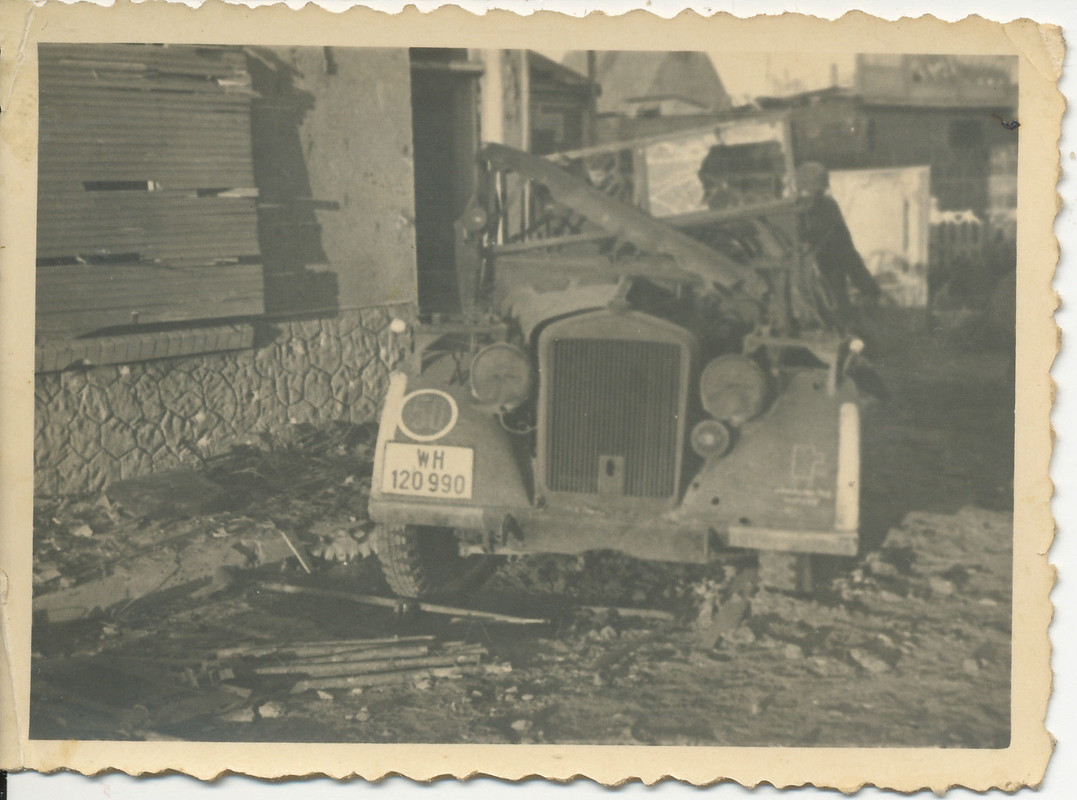 Foto 2.Wk zerstörter deutscher Militärlastwagen 
