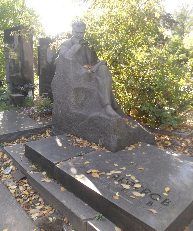 Могила_писателя_Фёдора_Панферова