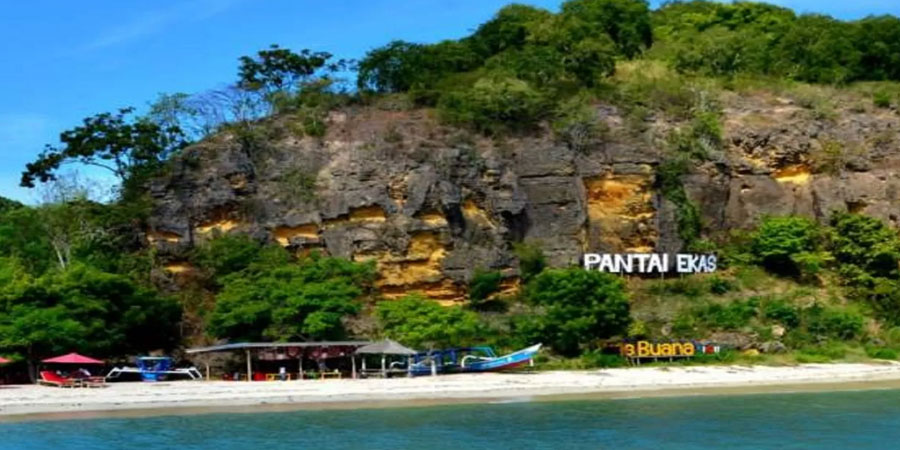 Pantai Ekas Keindahan Alam Liar dan Laut Biru yang Menenangkan Jiwa