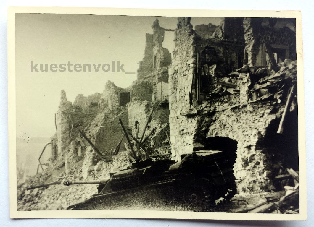 Orig. Foto Trümmer 2.WK Panzer mit Abschußringe 