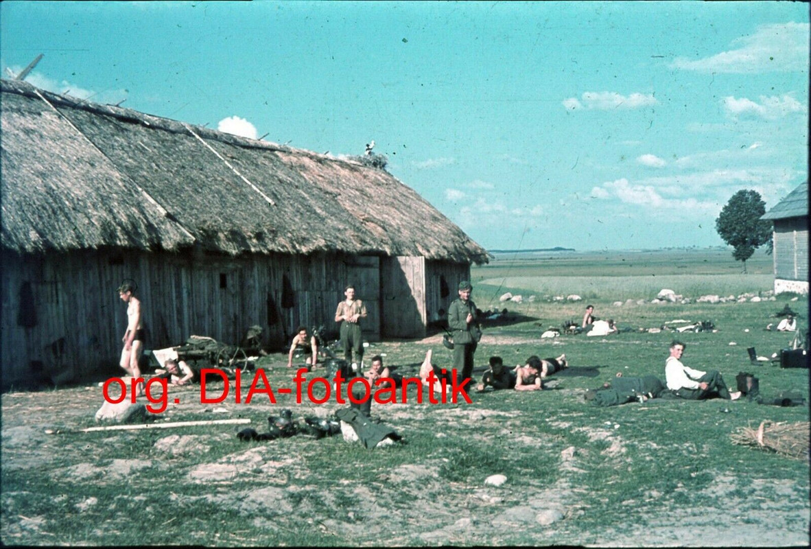 Orig. Farb DIA Ostfront Soldaten Rast bei Kolchose halb nackt Ausrüstung