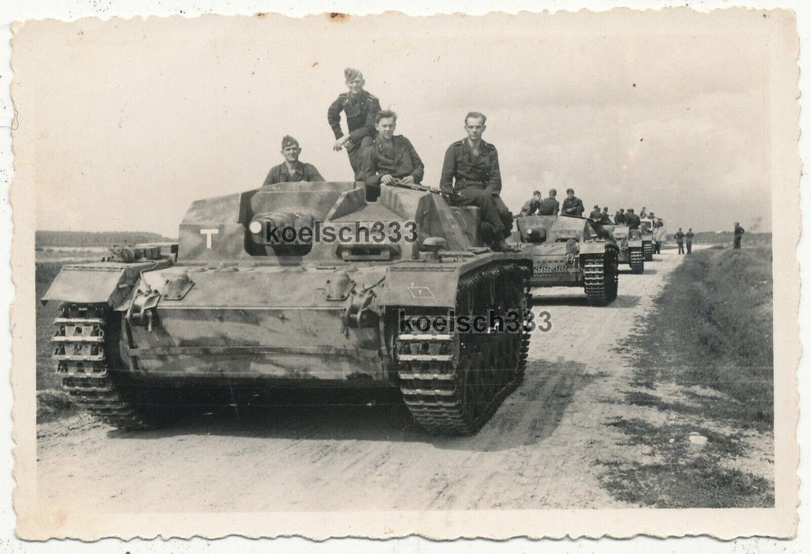 Foto Panzer Besatzung auf Sturmgeschütz Panzer mit TKZ Kennung ! Sturmartillerie