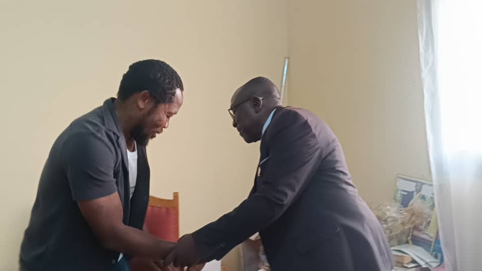 Jean II Makoun (ACUDAB IDP's Sport Goodwill Ambassador), with the Lord Mayor of Baham .