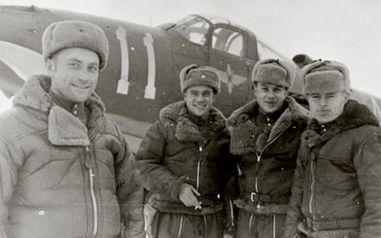 Bell-P-39-Airacobra-352IAP-273IAD-White-11-with-pilots-Belorussian-Front-1944-01