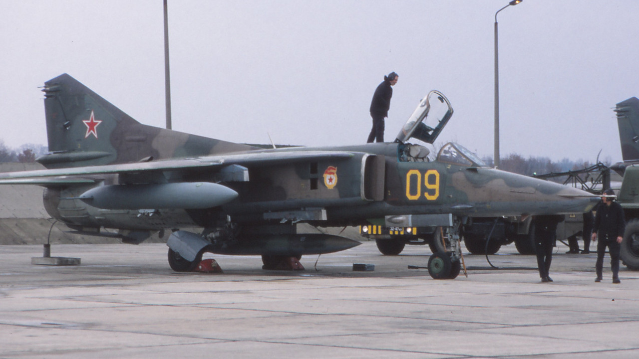 19 GvAPIB Mig-27D Yellow 09 (3)