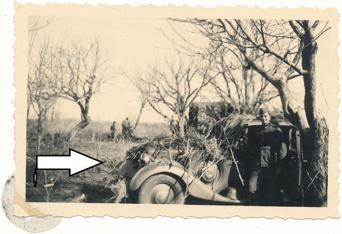 FOTO FRONTEINSATZ SOLDAT VOR GETARNTEN PKW KÜBEL