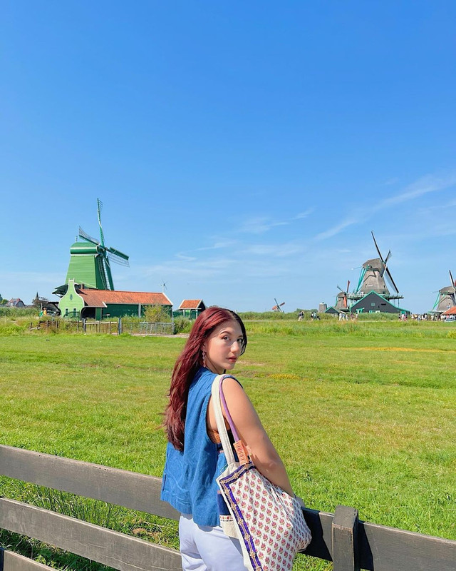 Momen seru Cassandra Lee saat liburan ke berbagai destinasi ikonik di Eropa.