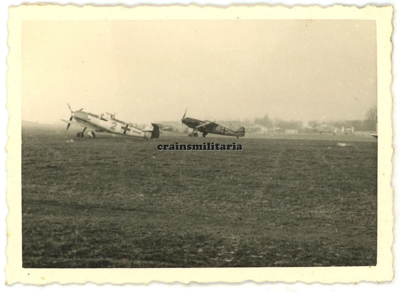 Orig Foto Messerschmitt Bf 109 Flugzeug JG53 am Flugplatz MONTDIDIER Frankreich