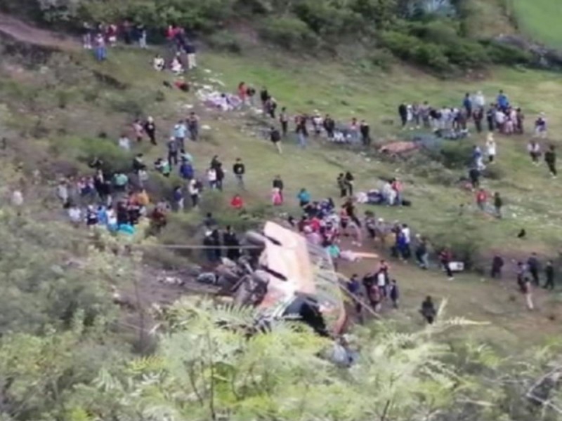 11 muertos y varios heridos por autobús que cayó a abismo en Perú