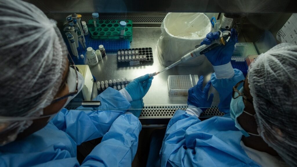 Afirman que refuerzo de la vacuna Moderna aumenta los anticuerpos contra Ómicron