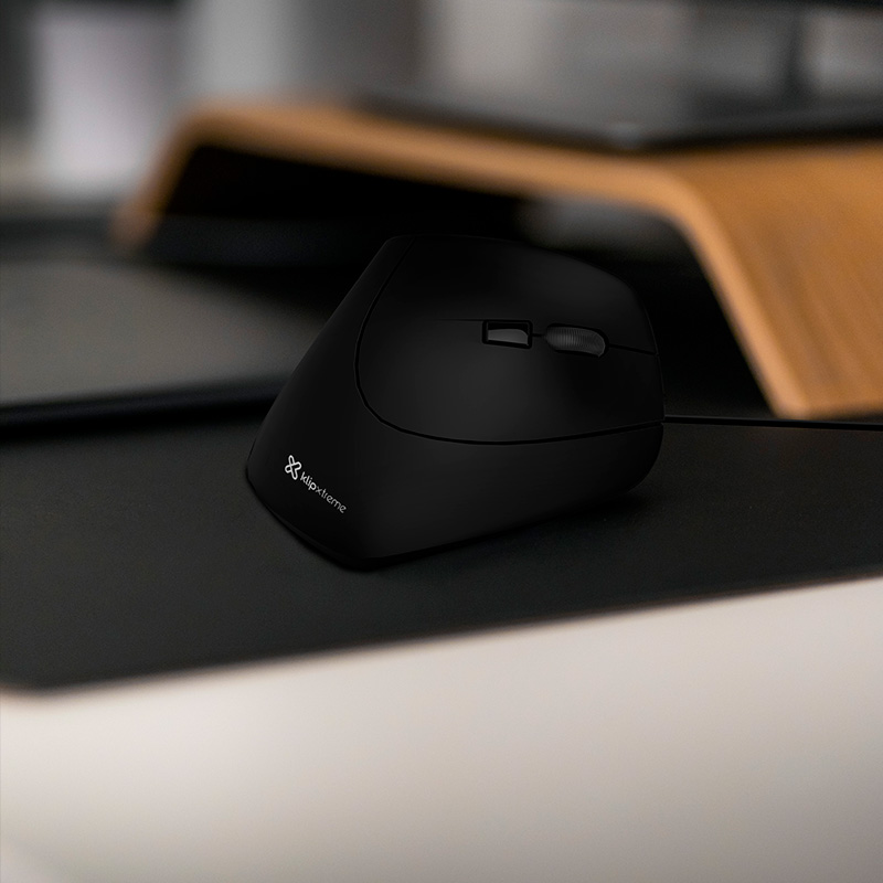 Una mano utilizando el mouse vertical KlipXtreme, demostrando su cómoda postura.