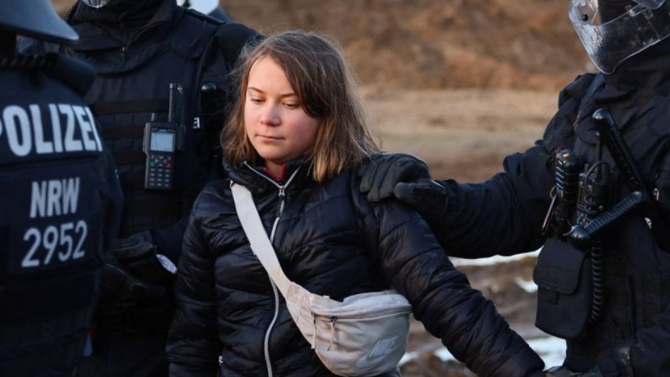 VIDEO: Policía de Alemania detiene a la activista ambiental Greta Thunberg; así se la llevaron