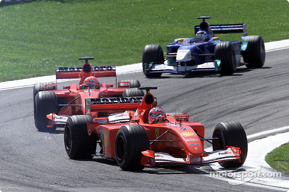 TEMPORADA - Temporada 2001 de Fórmula 1 F1-san-marino-gp-2001-the-ferrari-battling-with-super-kimi
