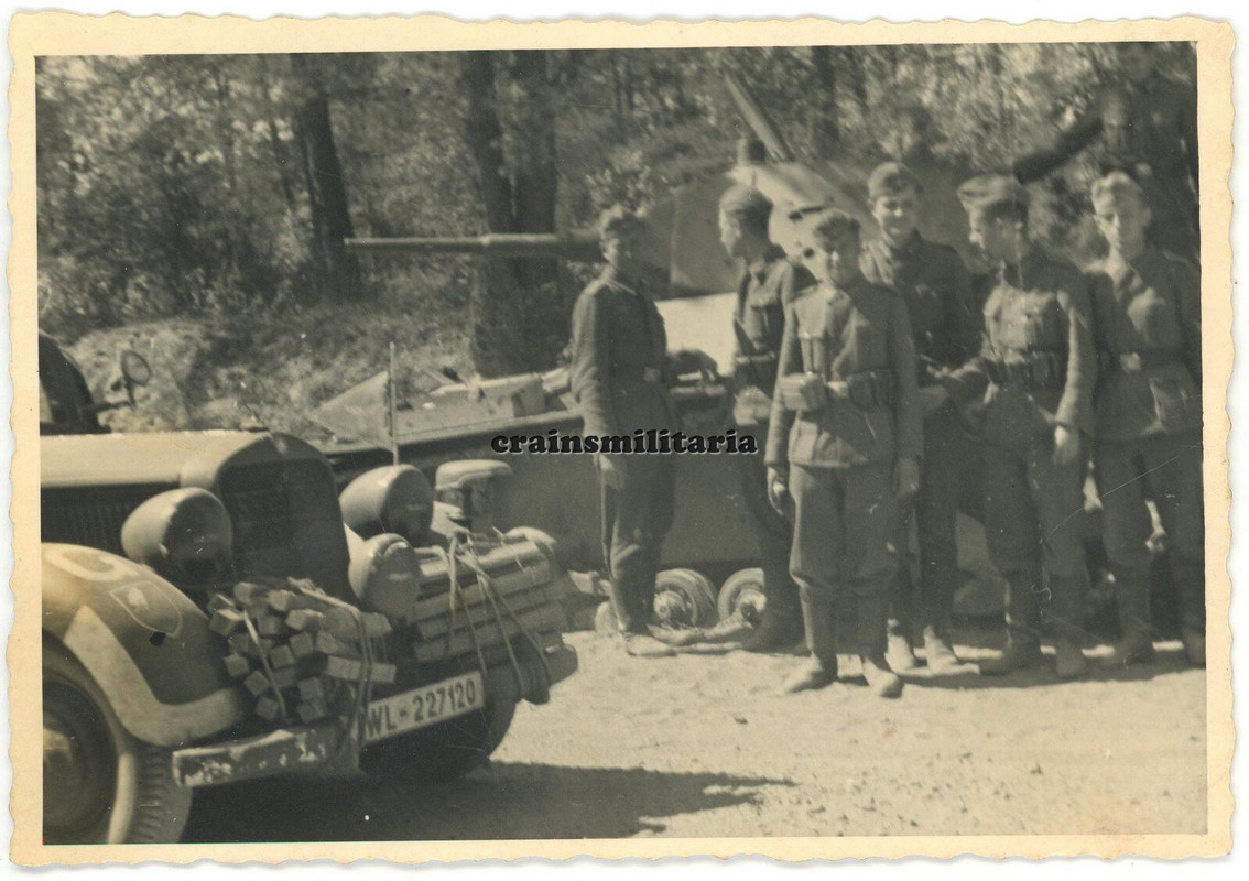 Orig. Foto zerstörte russ. Beute Panzer T-26 Tank vor SMOLENSK Russland 1941