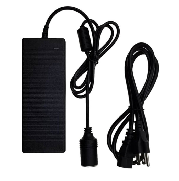 Convertidor de corriente de 110V a 12V con enchufe de pared y salida de encendedor de cigarrillos hembra.