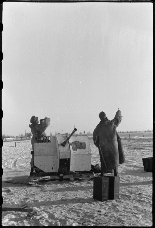 Dans le cadre de l'opération Büffelbewegung, la protection d'une route enneigée par des canons de 2 