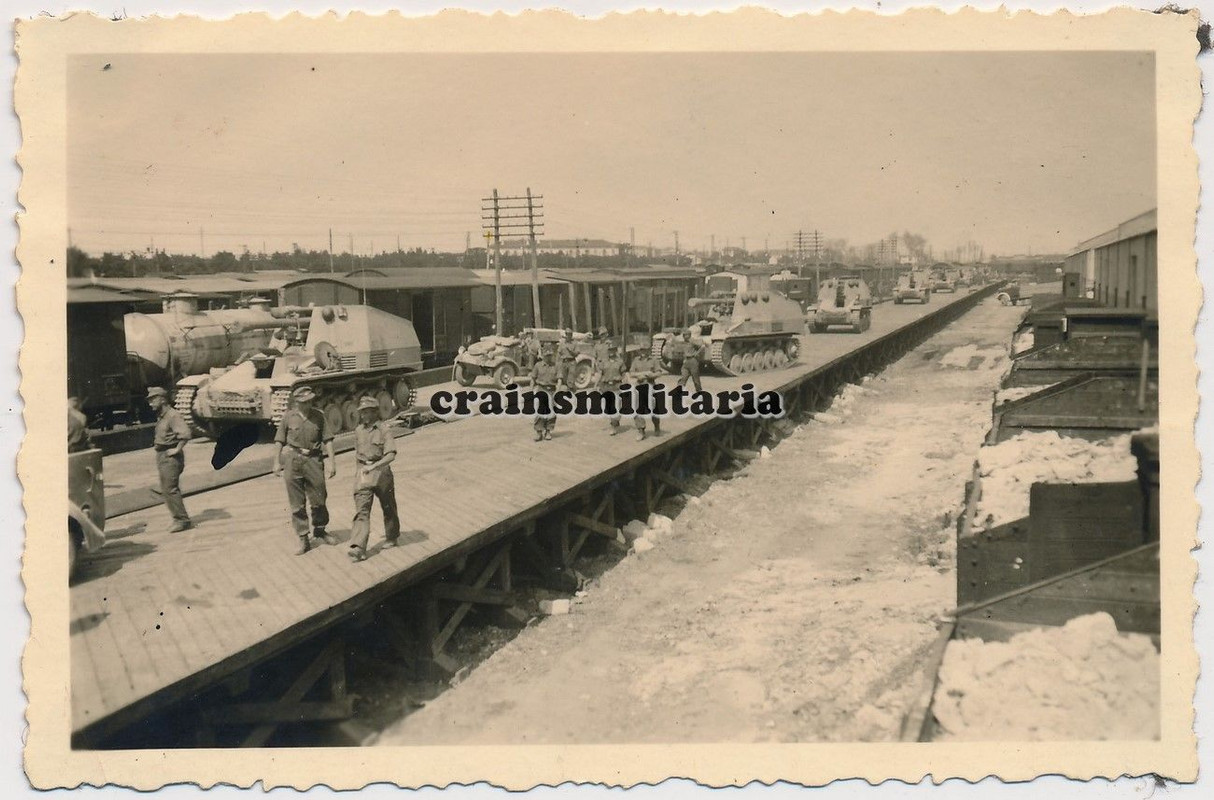 Orig. Foto SdKfz 124 Wespe Panzer Volkswagen Kübelwagen Bahnhof 