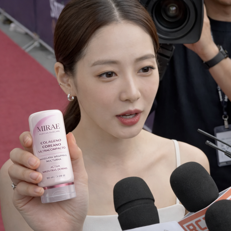 Actriz coreana usando mascarilla de col&aacute;geno