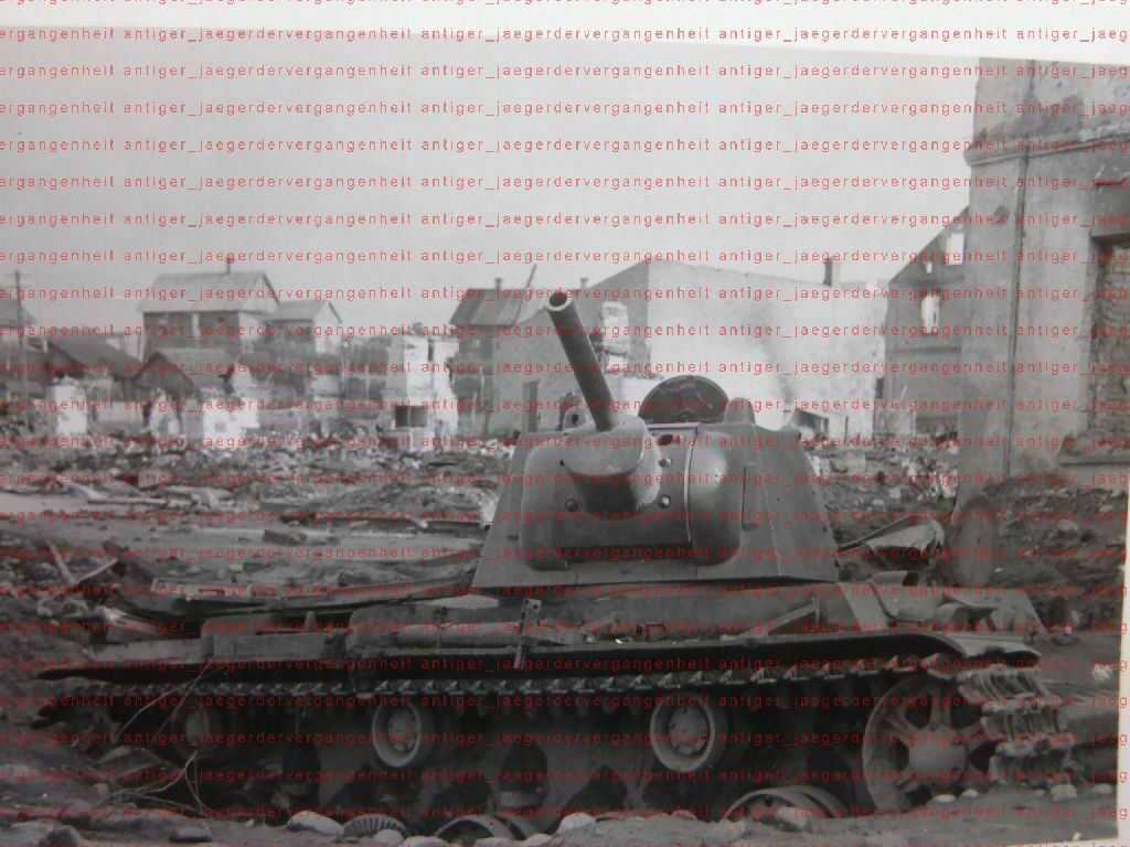 Foto 2.WK Russland russ. Panzer tank char zerstört 1941 in Ort R