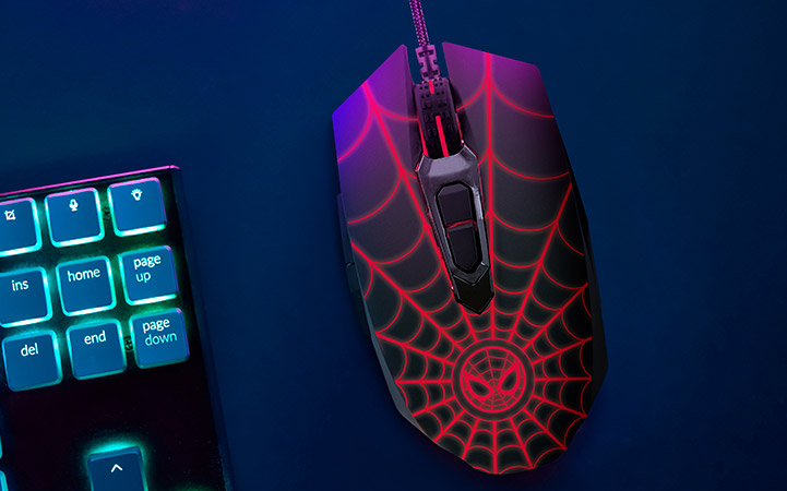El mouse de Spider-Man iluminado con su luz LED de 7 colores.