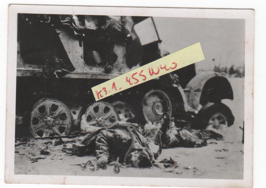 Zerstörte Wehrmacht Fahrzeug im Schnee  Feldzug 