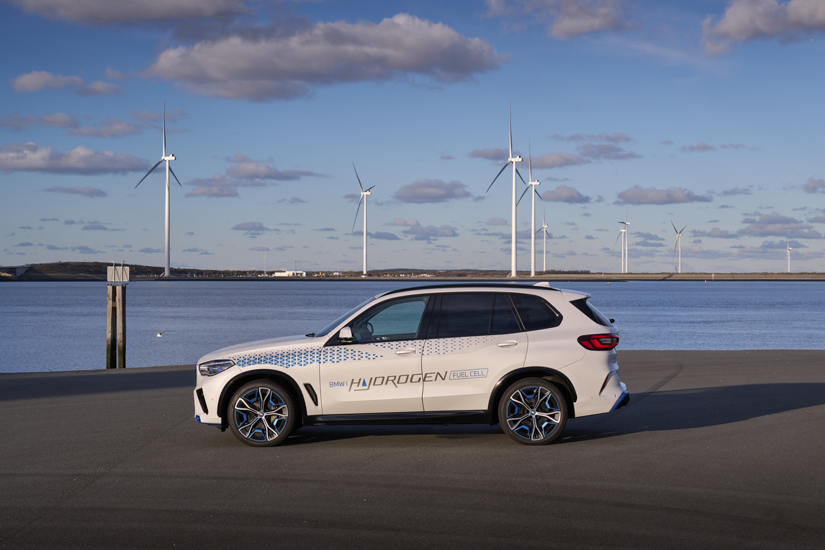 P90494390_highRes_bmw-ix5-hydrogen-on-