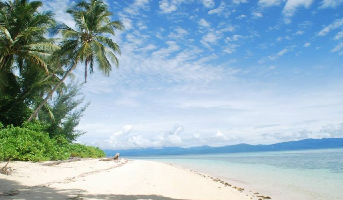 Keindahan Pantai Sowa yang Bikin Wisatawan Serasa Punya Pulau Pribadi
