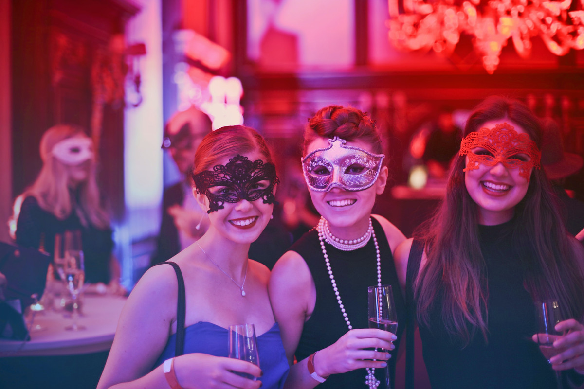 fancy-dresser-Andrea-Piacquadio-pexels