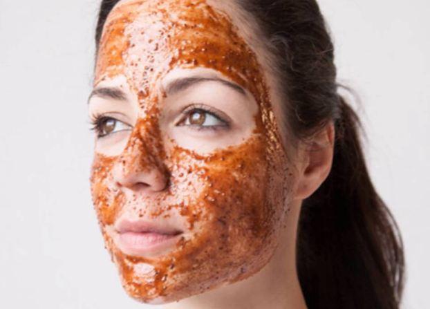 devojka sa maskom od meda i cimeta