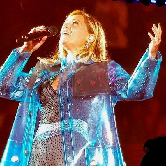 helenefischer(stadiontour2018)wearingashinyblueglass-clearvinylmac.(2)