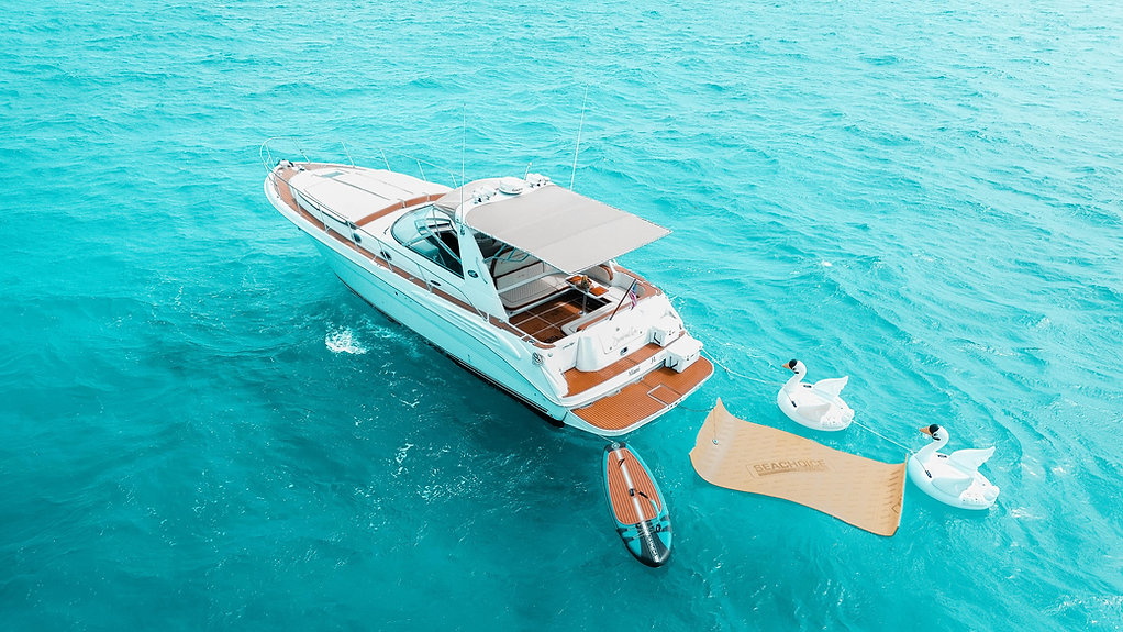 Seañorita 43 ft boat rental Cancun - Deck area with snorkeling equipment and professional crew service