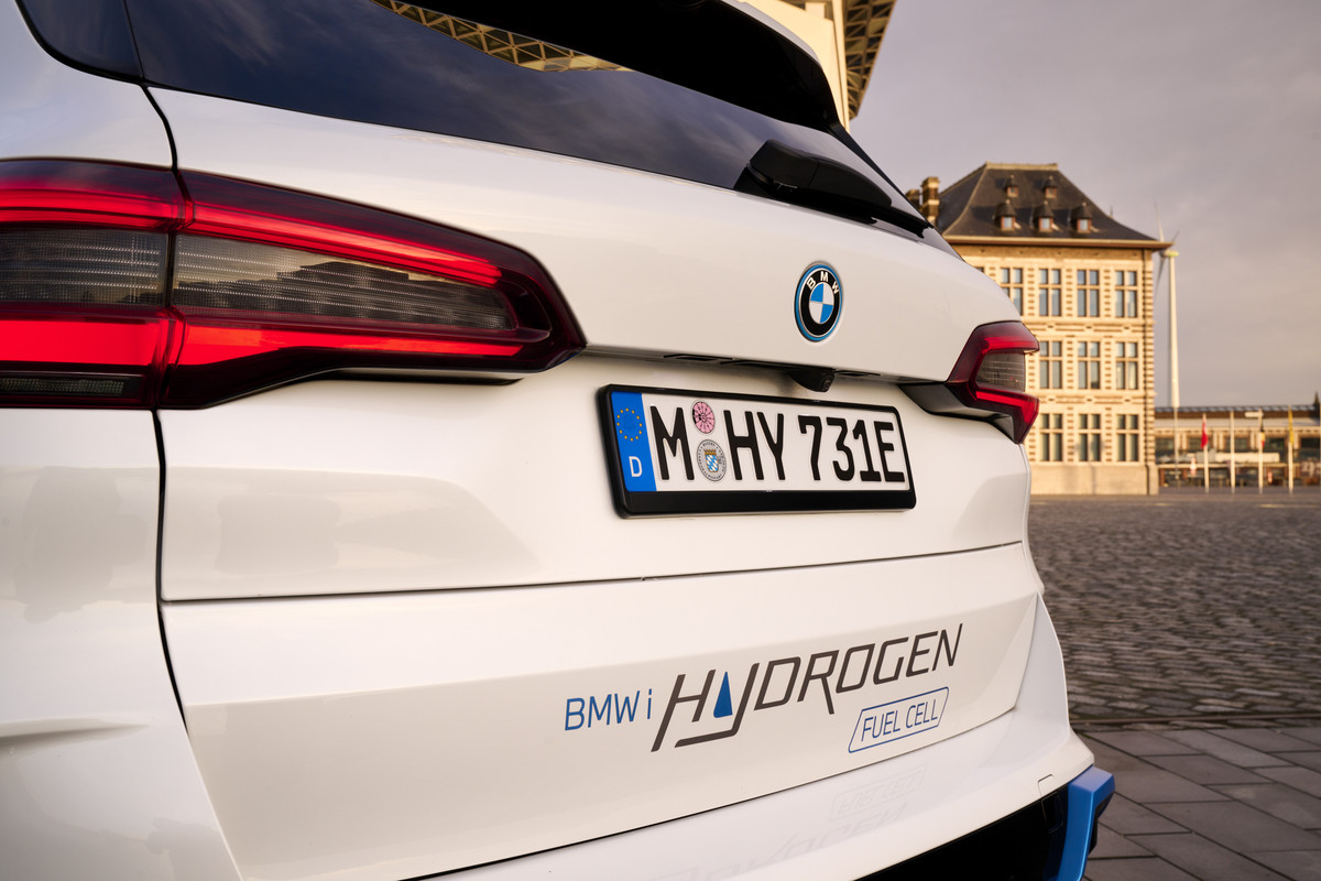 P90494438_highRes_bmw-ix5-hydrogen-on-