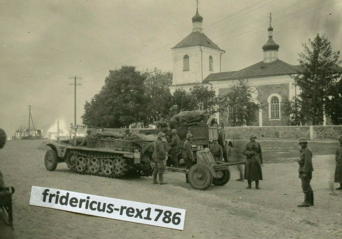 Foto Ostfront HKL Combat Panzer Jäg. Abt. mit Halbkette Sd Kfz 10 und 3,7 Pak