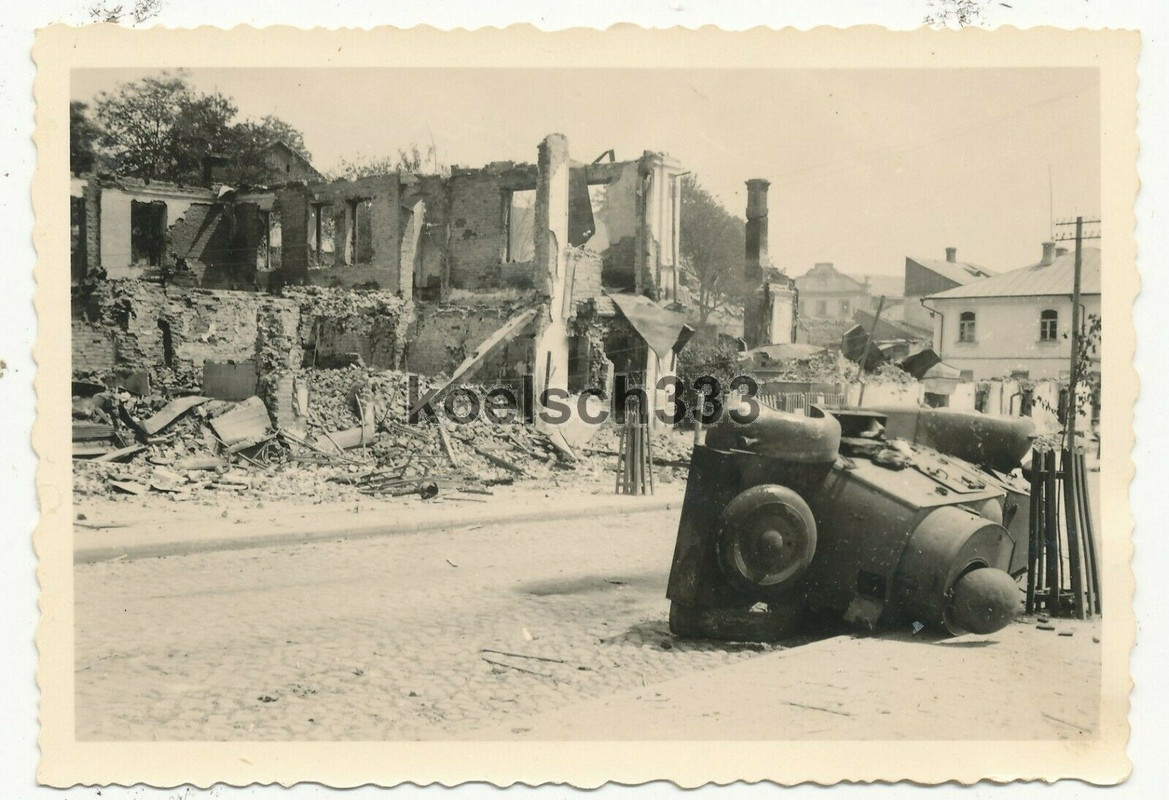 Foto umgestürzter russischer BA-20 Panzerwagen in einer Ruinen Stadt im Osten !