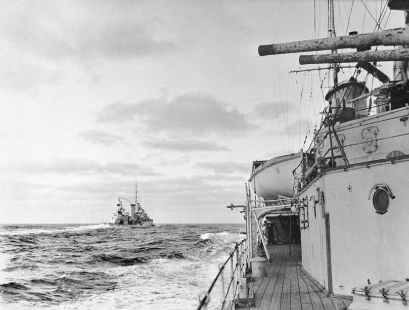 Vista del HMS Achilles desde la cubierta del crucero ligero HMS Ajax, durante la Batalla del Río de la Plata, 13 de noviembre de 1939