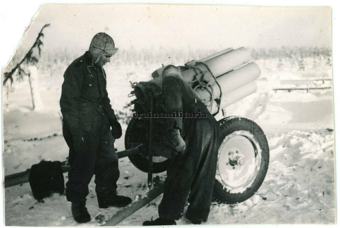 Orig. Foto Gebirgsjäger 21 cm Nebelwerfer 42 Geschütz in Finnland 1943