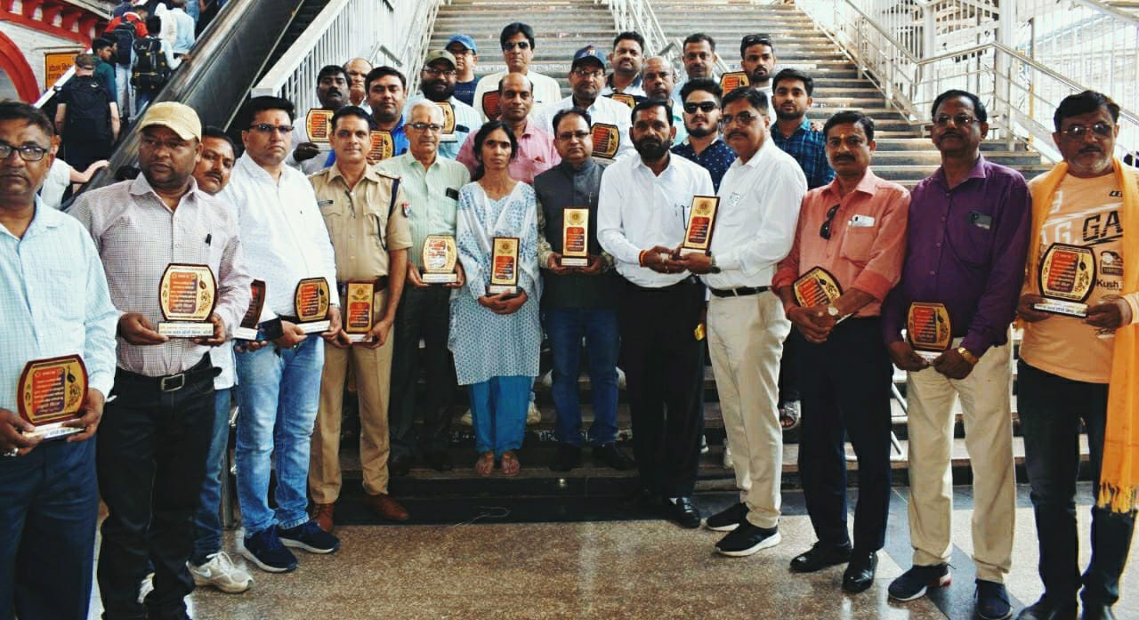 यात्री सुरक्षा जागरुकता संगोष्ठी व यात्री जागरूकता अभियान सम्पन्न एवं सक्रिय योगदान करने वाले सदस्य सम्मानित