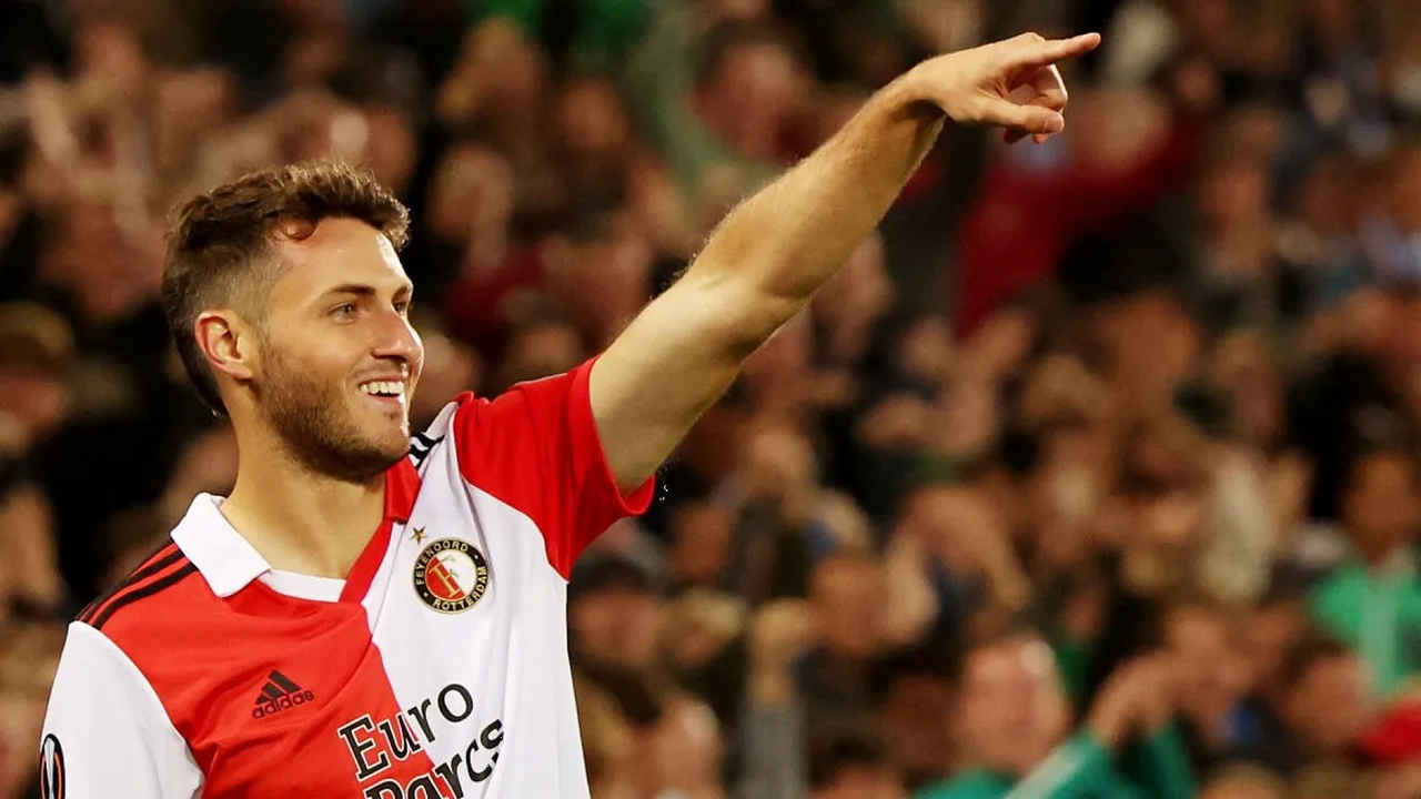 DT del Feyenoord elogia a Santi Giménez y la formación que tuvo en México