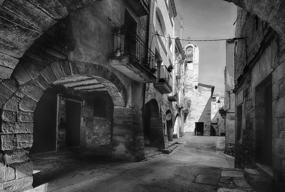 blacknwhite-rock-faced-apartments-spain.jpg