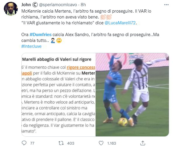 McKennie calcia Mertens, l'arbitro fa segno di proseguire. Il VAR lo richiama, l'arbitro non aveva visto bene. ApplausoApplauso "Il VAR giustamente lo ha richiamato" dice @LucaMarelli72 . Ora #Dumfries calcia Alex Sandro, l'arbitro fa segno di proseguire..Ma cambia tutto.. Uomo con mano sul visoFaccina che alza gli occhi verso il cielo #InterJuve