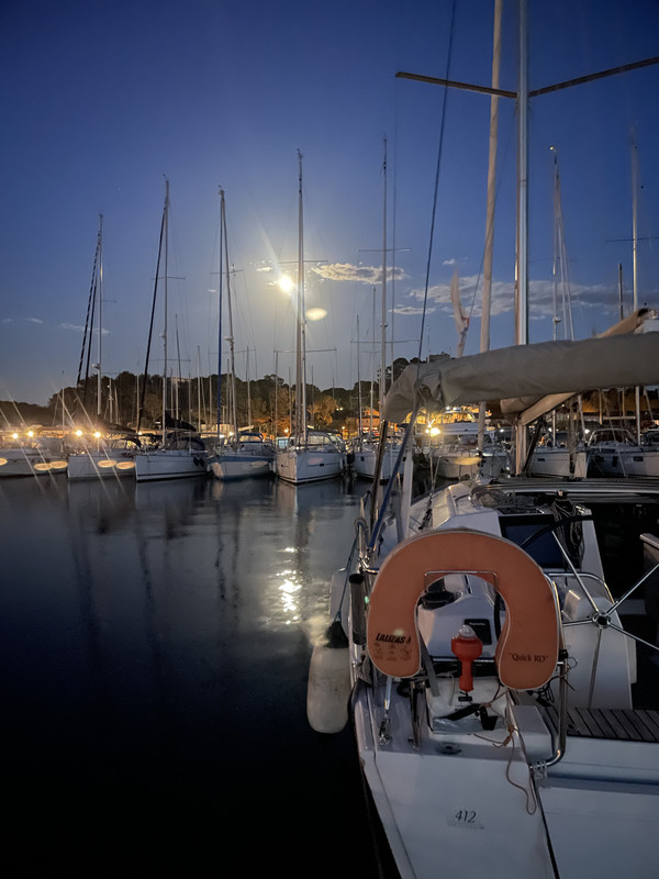 8A9BEC48-5D85-42FC-BD32-392CEA81C155