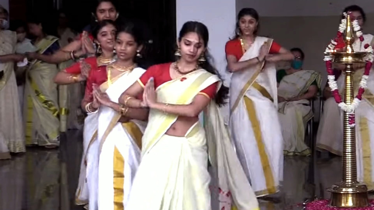 Cute Beautiful Malayali girl Navel slips while thiruvathira.mp4_snapshot_00.24.651