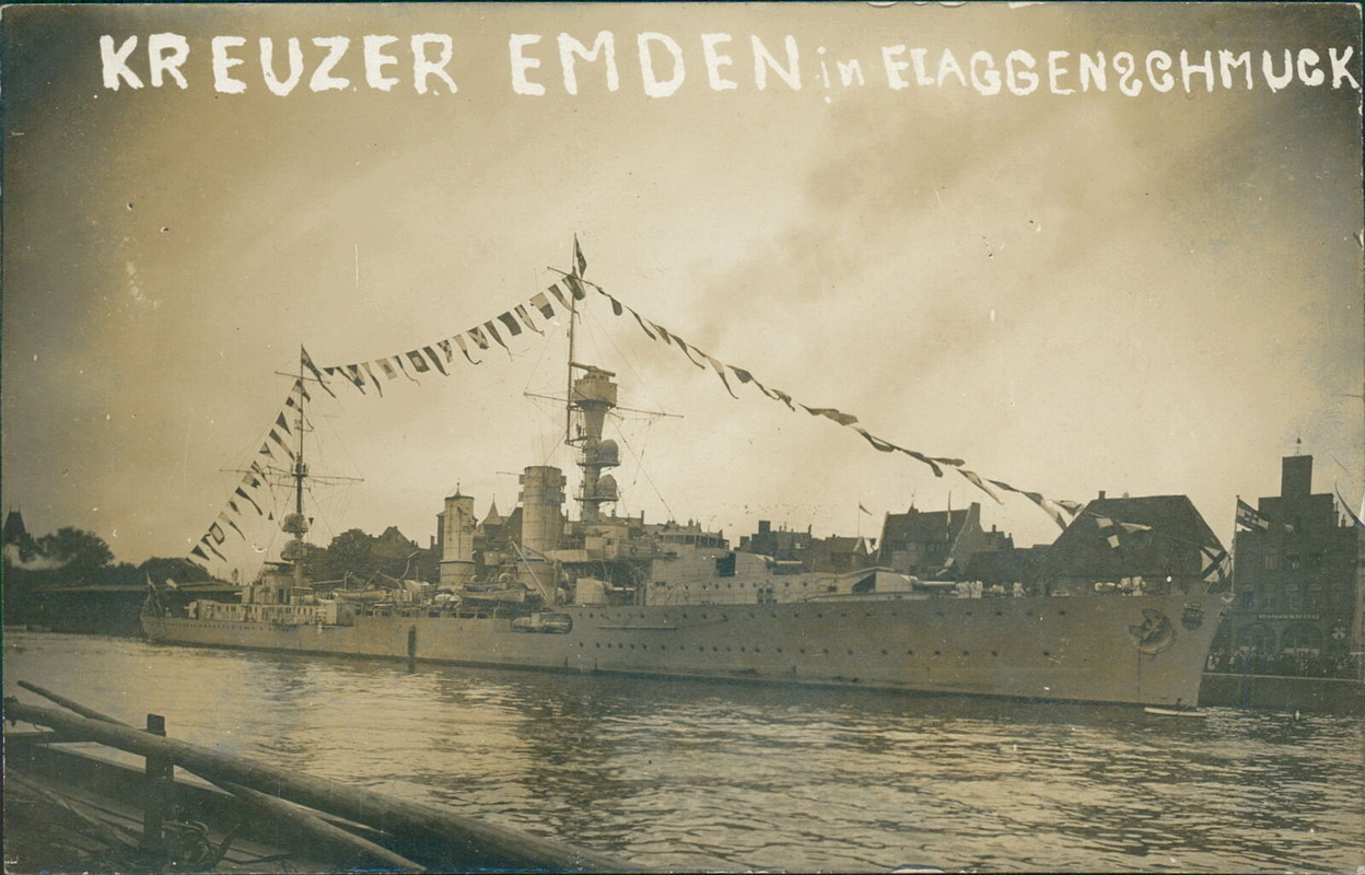 Ansichtskarte Kreuzer Emden in Flaggenschmuck (Nr.9393)