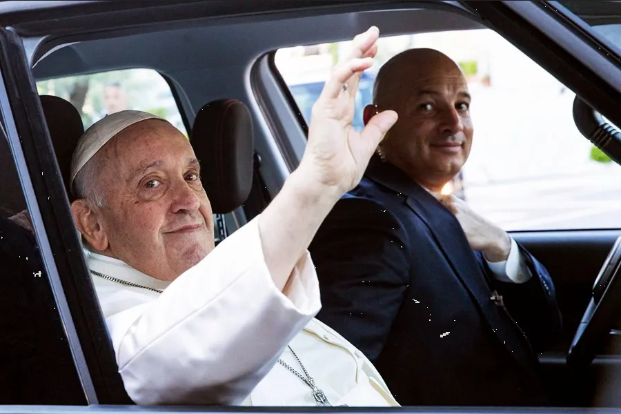 Vaticano: Papa sale del hospital ‘mejor que antes’