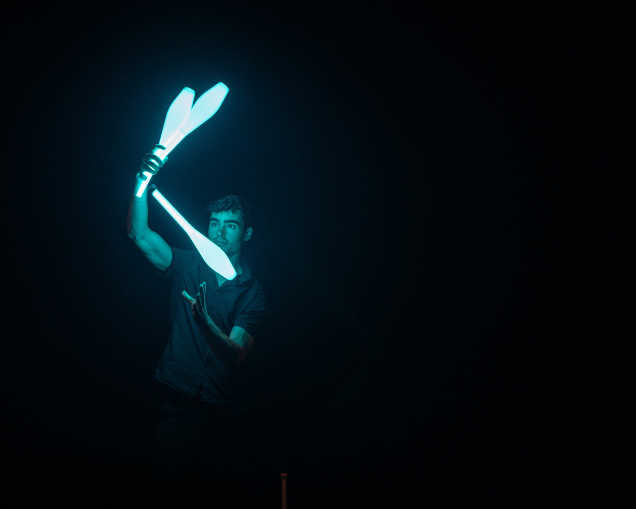 Life performance met blauwe LED kegels