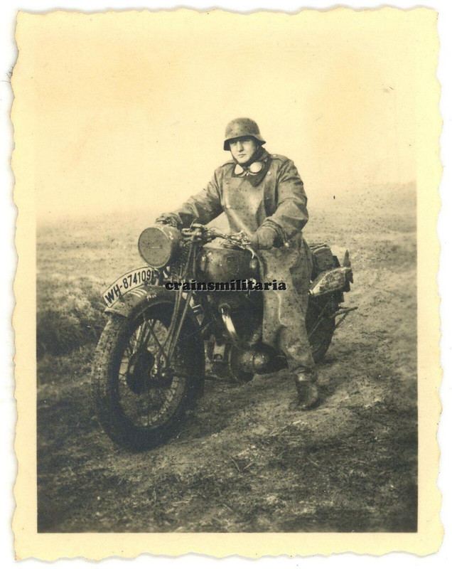 Orig. Foto Kradmelder mit Motorrad Mantel in VEJLE Dänemark 1943 .,