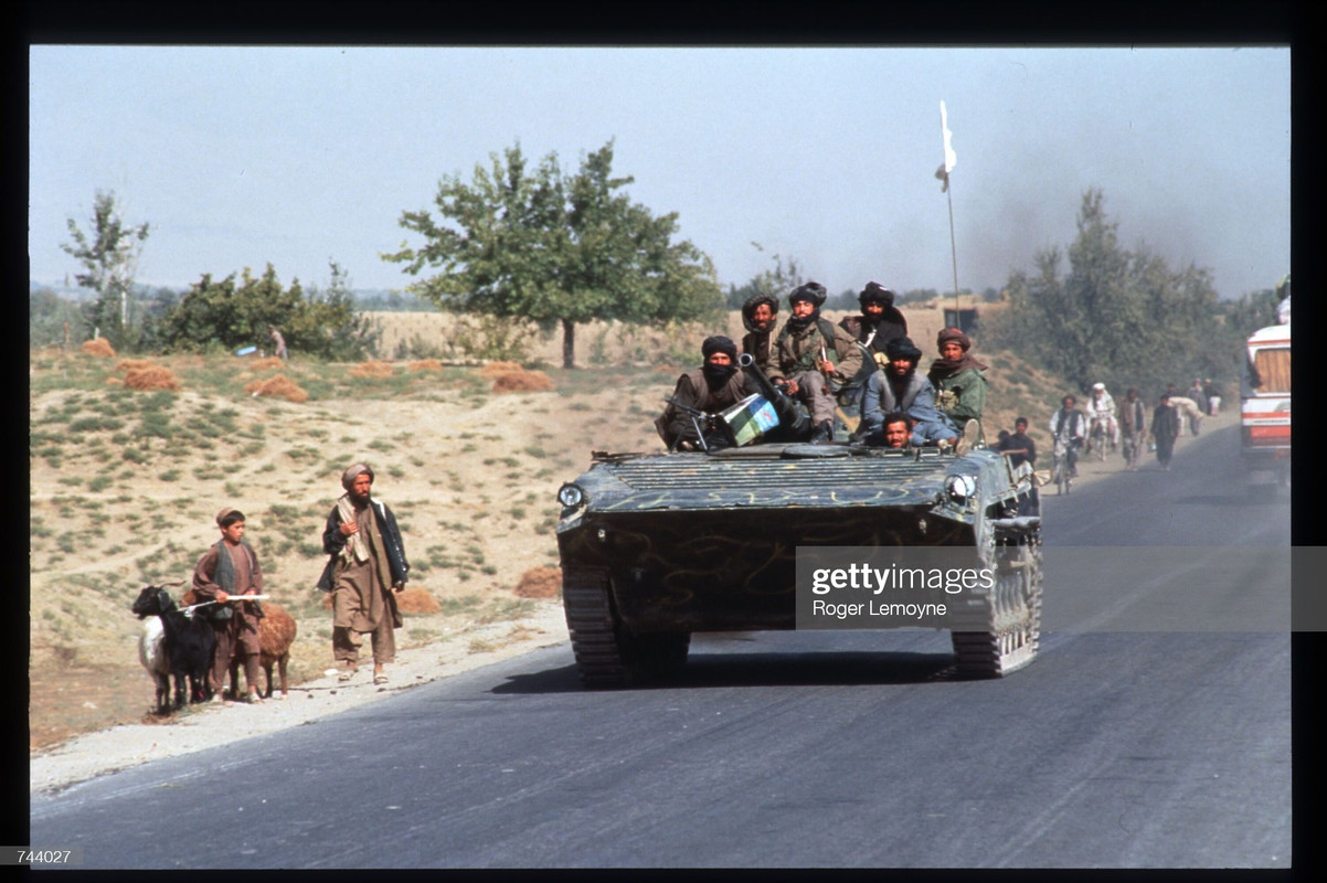 afg-1996-okt-ber-10-i-t-lib-BMP-1-Kabulban.jpg
